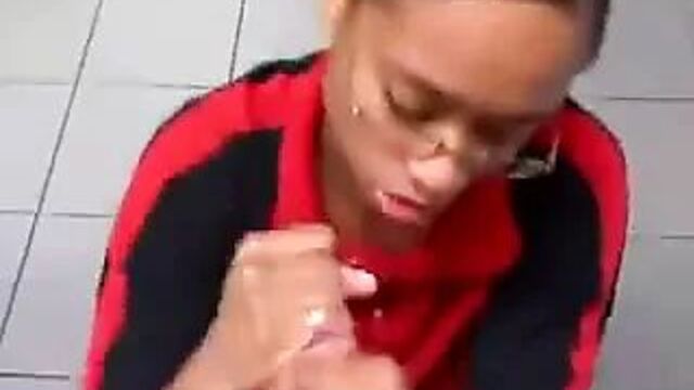 Черная девушка делает минет и глотает сперму в любительском видео