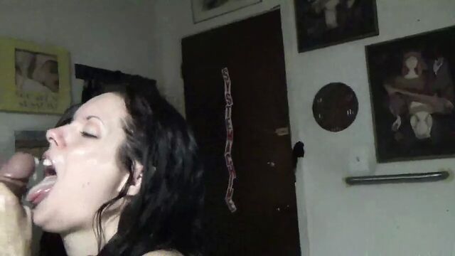 Межрасовое глотание спермы большого черного члена