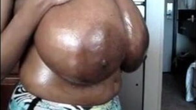 Огромные черные груди