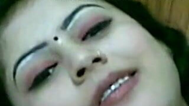 Такая красивая индийская тетушка трахается обнаженной