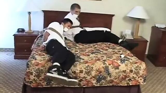 2 мужчинам заткнули рот клейкой лентой