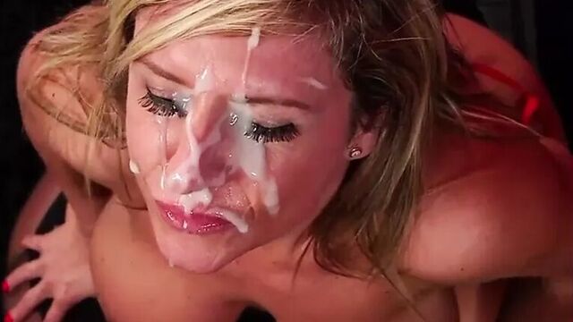 Грязный, грязный, грязный камшот на лицо для этой пожилой шлюхи