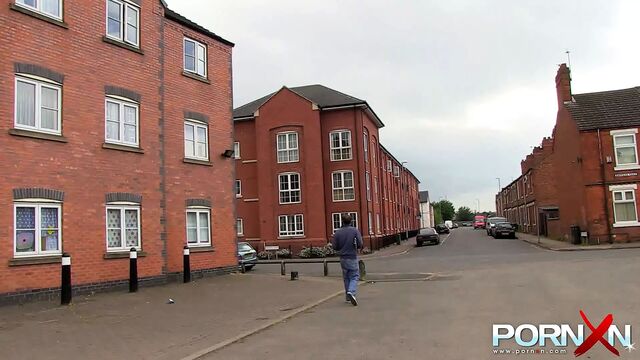 Милашка Paige Turnah писает на улице