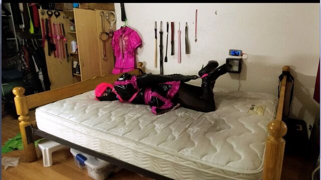 Горничная-сисси в самостоятельном бондаже связывает по рукам и ногам