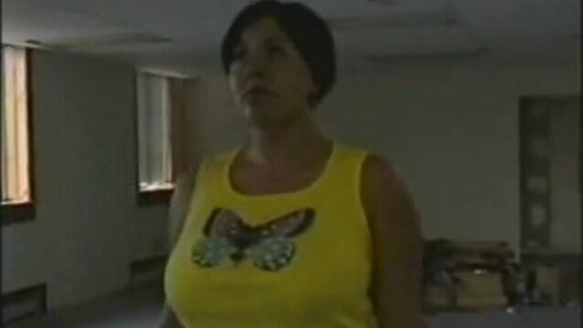 Атака неимоверно сокращающейся женщины 40 футов в высоту