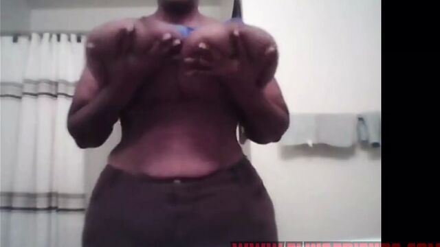 Черная бабушка с огромными отвисшими сиськами