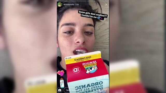 Dixie D'amelio глотает