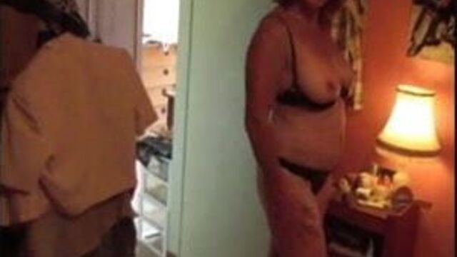 Зрелая раздевается