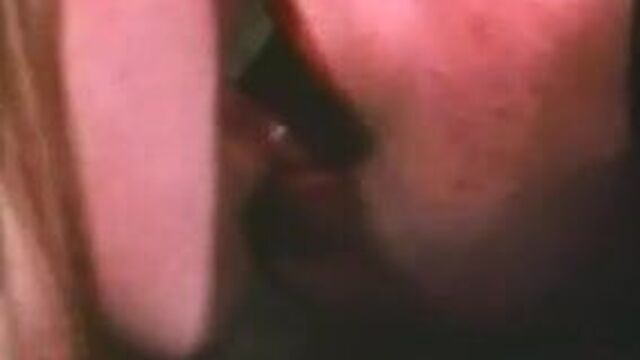 Чистые ночные рубашки для блондинки и брюнетки