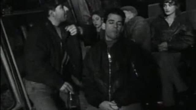 Брюнетка занимается сексом в автобусе