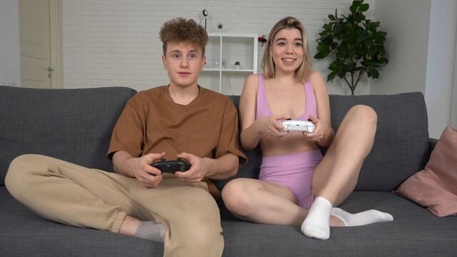 Сводная сестра решила заняться сексом со сводным братом, пока родителей нет дома - syndicete