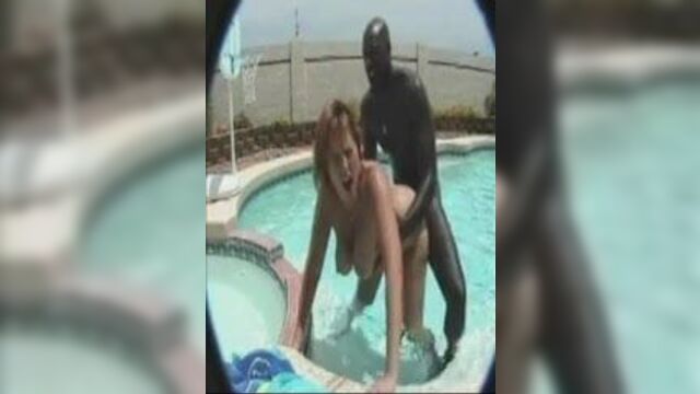 Пухлая милфа (качающиеся сиськи)