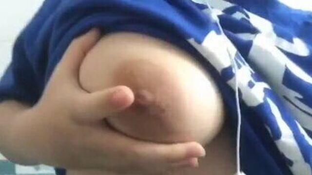 Сиськи молодой девушки