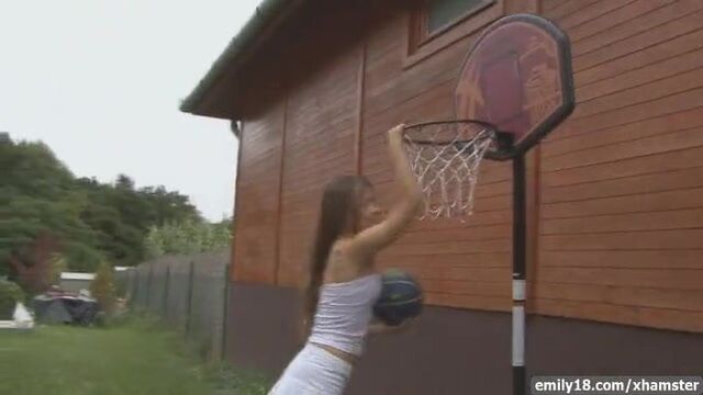 Тинка в топе без бретелек