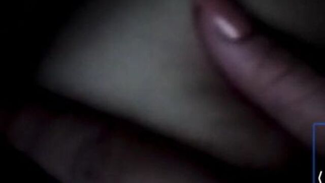 Thao Viet играет с сисечками