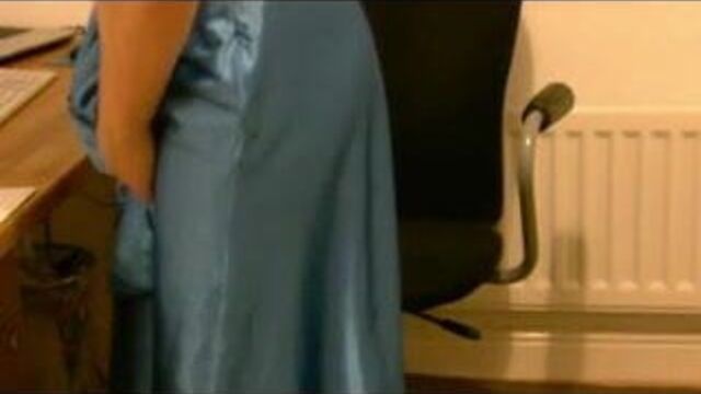 Дрочка на моем облегающем атласном выпускном платье