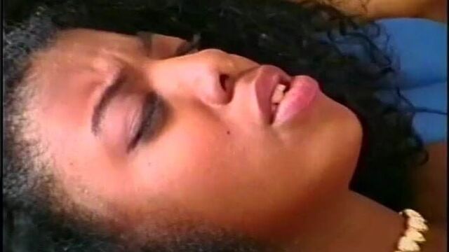 Возбужденная черная телочка трахается с Peter North