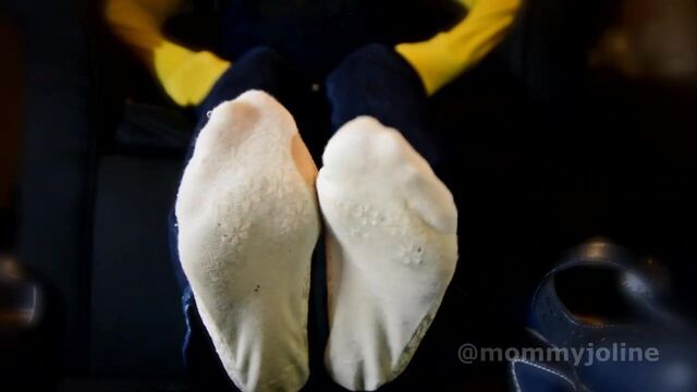 Потные зрелые азиатские ступни пахнут превосходно