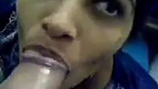 Горячая индийская тетушка сосет большой член