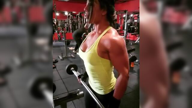 Азиатка с мегамышками