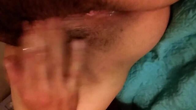 Трахаю пальцами волосатую киску моей жены