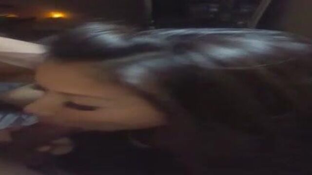 Сексуальная вьетнамка сосет член своего парня