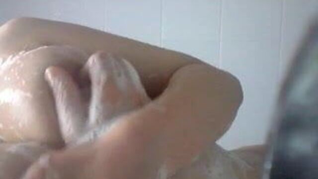 Моя жена принимает душ