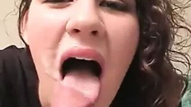 Обычная девушка делает минет выше среднего