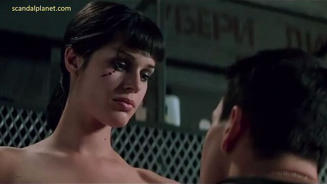 Rebecca Romijn обнаженная в роллере, ScandalPlanet.com