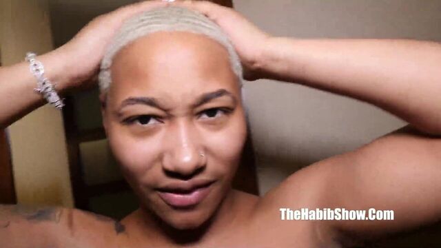 Собственная офигенная попка чикаго с мясистой задницей Daphne обожает сосать и глотать