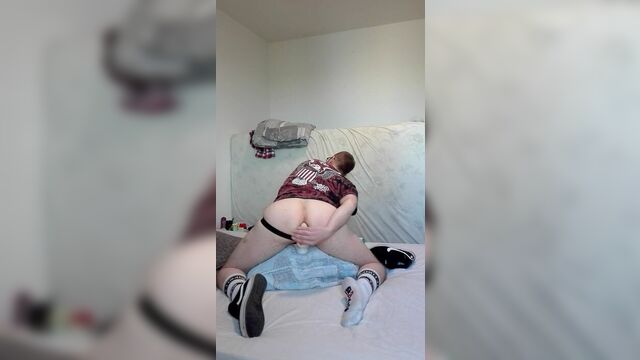 Немецкий нижний паренек в спортивном ремне, белых носках и Найках