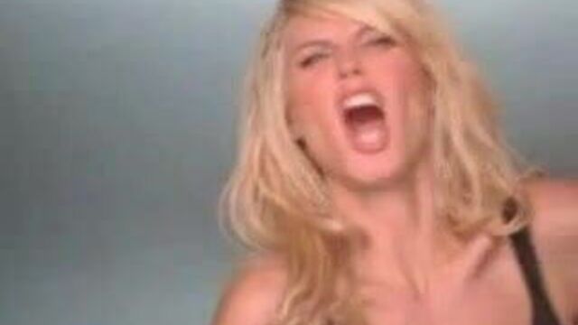 Heidi Klum играет со своими сиськами