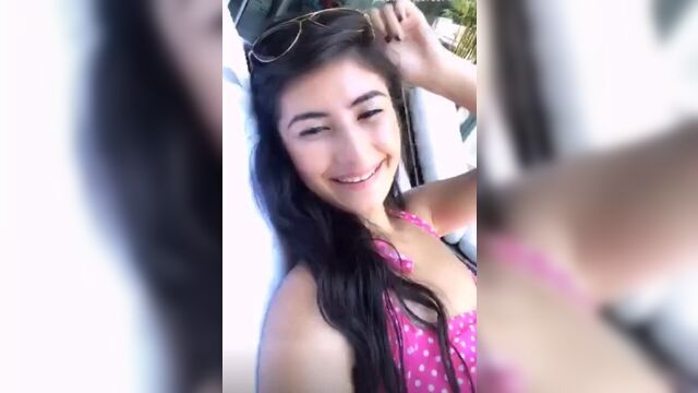 Ari Lee выглядит сексуально