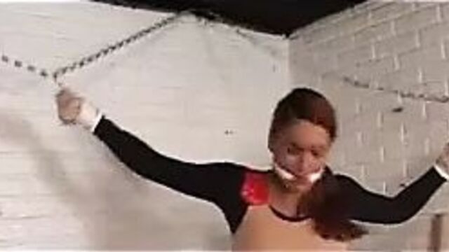 Захваченную в плен героиню используют (софткор)