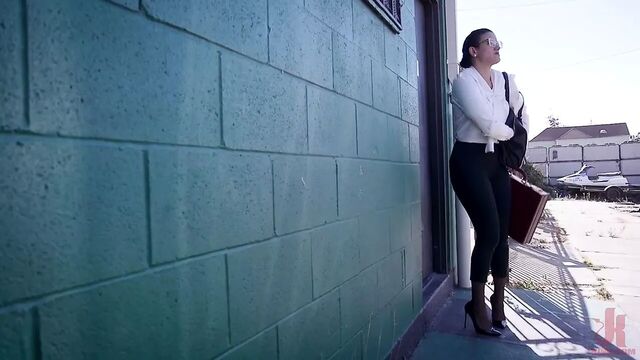 Милфа-агент испражняется с секретной работой и жертвует сквиртом