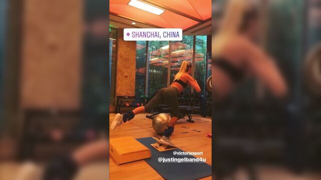 Candice Swanepoel и тренировка ног.