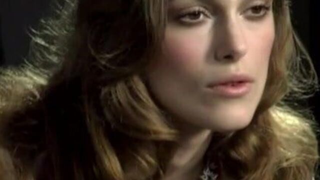 Keira Knightley показывает свое декольте