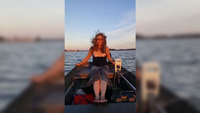 Прогулка на лодке через топлесс!