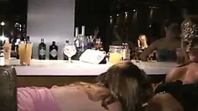 Милфа с розовыми сосками сосет пизду сисек и сиськи в баре