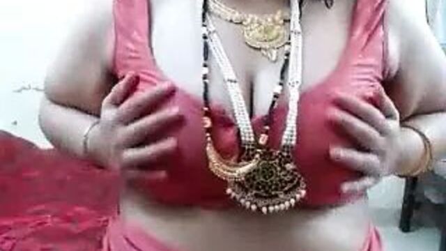 Индийская дези бхабхи снимает сари