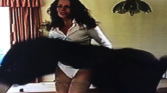 Плиссированная юбка взорвана на ее лице