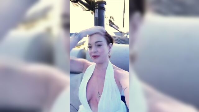 Lindsay Lohan (декольте) выскользнул соском