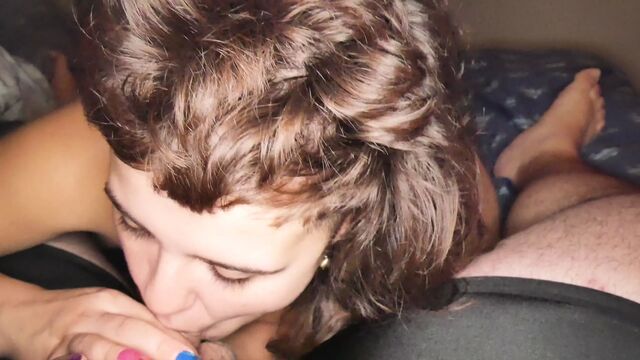 Шлюха с кефальем сосет чуваку в боди