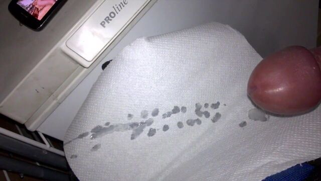 Кончает, как порнозвезда.