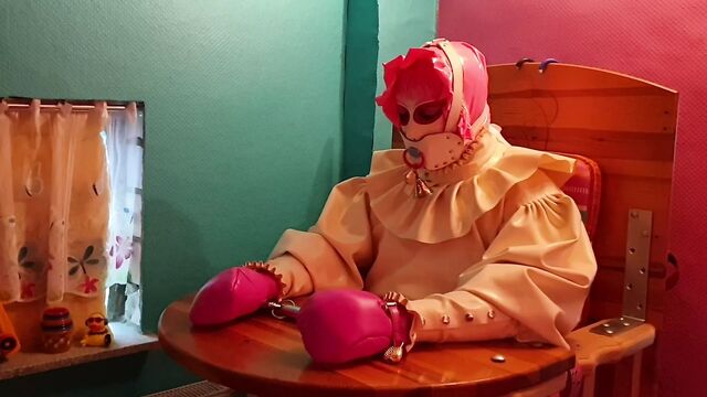 Взрослая резиновая крошка, связанная, с кляпом во рту