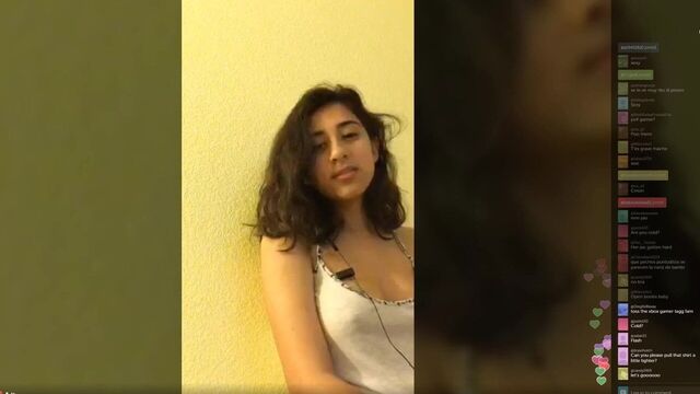 Перископ-геймерша без лифчика (без обнажения)