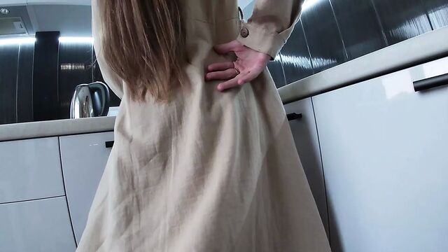 Под юбкой сводной сестры. трахает сочную задницу