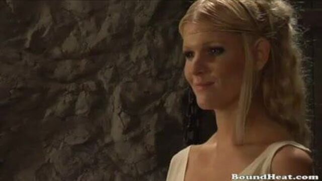 Топлесс и грудастая юная рабыня-лесбиянка в римской ванне