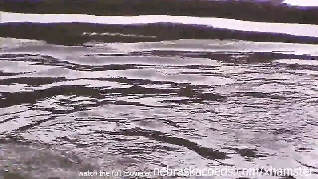 Экстремально худенькая девушка-блондинка с крошечными сиськами