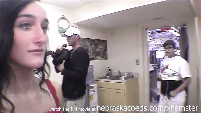 Студентка колледжа раздевается бесплатно, настоящий пирсинг в носу